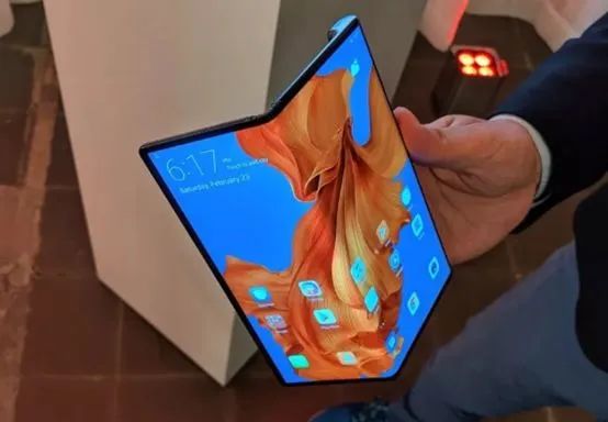 隔离|柔宇向左，京东方向右，5G屏幕后是折叠屏吗？