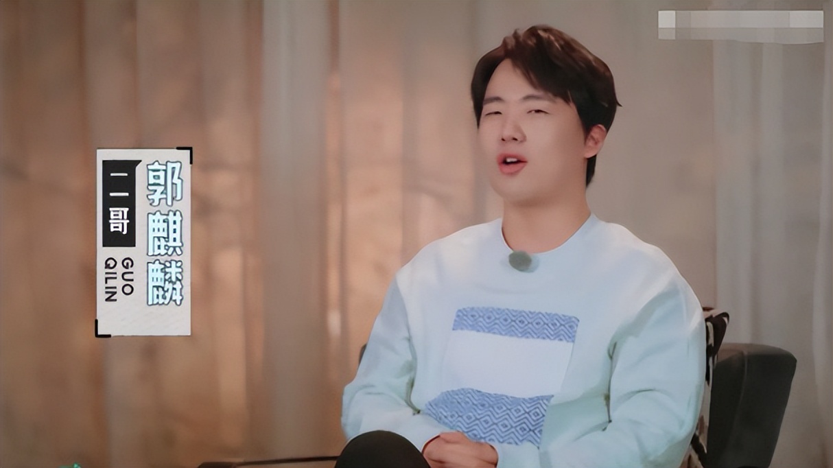 |郭麒麟机场出行被偶遇！跷二郎腿坐姿太随意，弯腰做核酸有礼貌