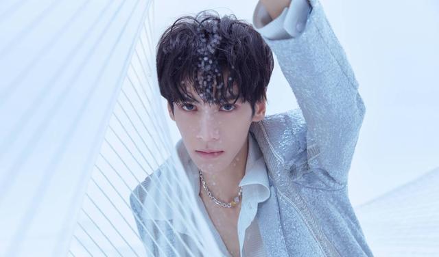 罗云熙|罗云熙晒冰墩墩上热搜,网友直呼:帅哥终于实现了冰墩墩自由