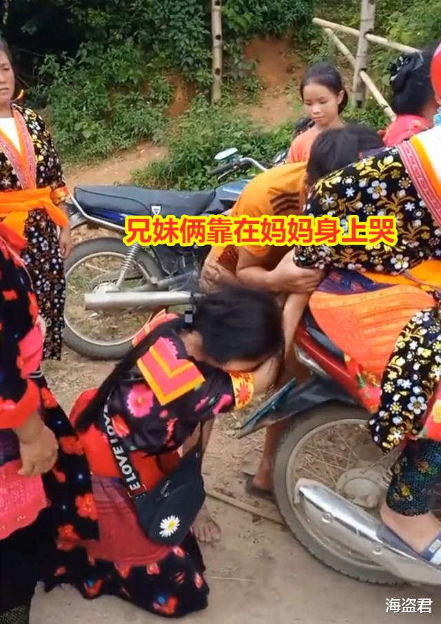 女子改嫁被新丈夫接走,2个孩子拽着妈妈手不放,哀求妈妈不要走