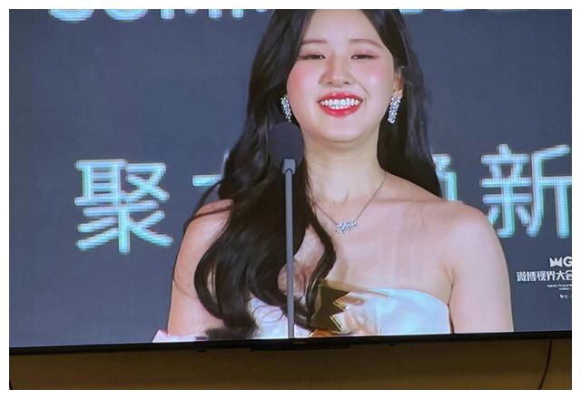 赵露思|赵露思直播现场图曝光惨不忍睹，肥头大耳双下巴，肩宽体壮有副乳