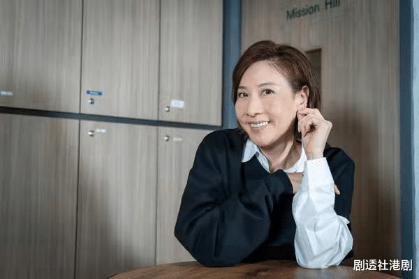 迪丽热巴|不介意做绿叶！加入TVB42年从未得过奖，61岁老戏骨素颜演妈妈三个月不保养