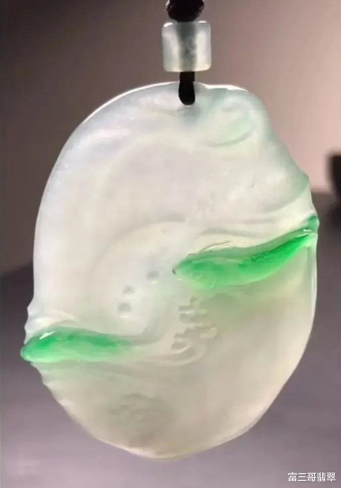 翡翠|玉赏 ▏带色翡翠片料，俏色巧雕，如鱼得水