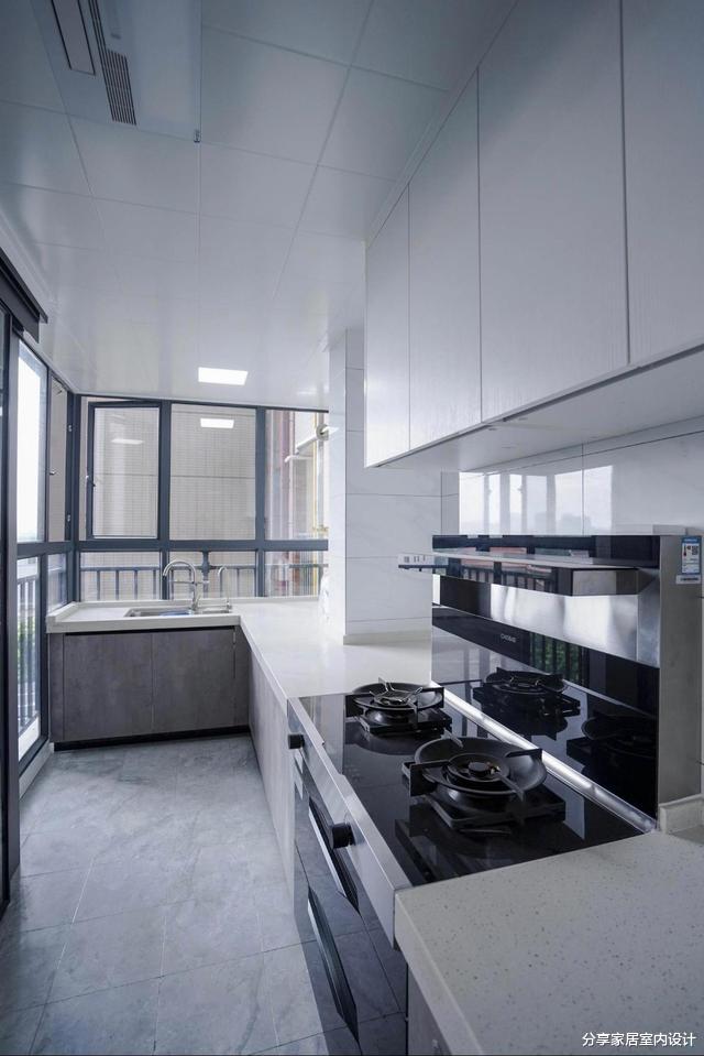 他家103平新房,墙面贴瓷砖很耐脏,厨房门两侧打柜子很实用!