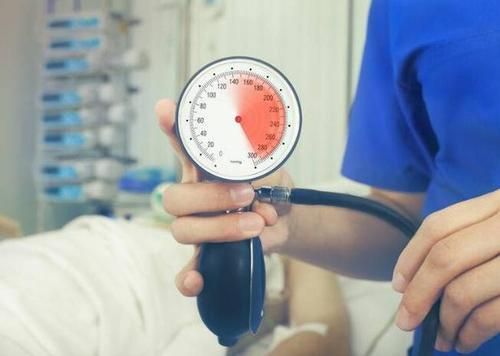 跟人争吵打架时身体“发抖”,说话不利索,是害怕、还是病了?