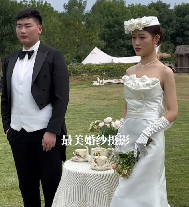 婚纱照|朱小伟陈萌拍婚纱照，被“第三人”插中间站C位，硬生生把二人分开
