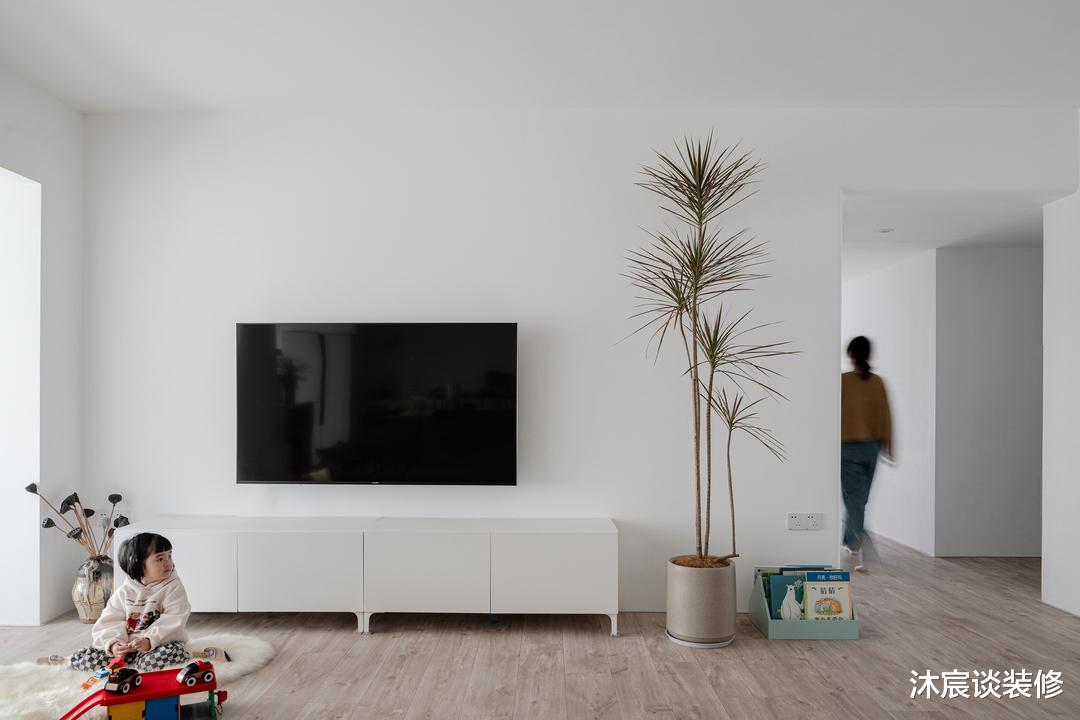 她家虽不豪华,但怎么看就是舒服,特别是大阳台,真是美好又治愈