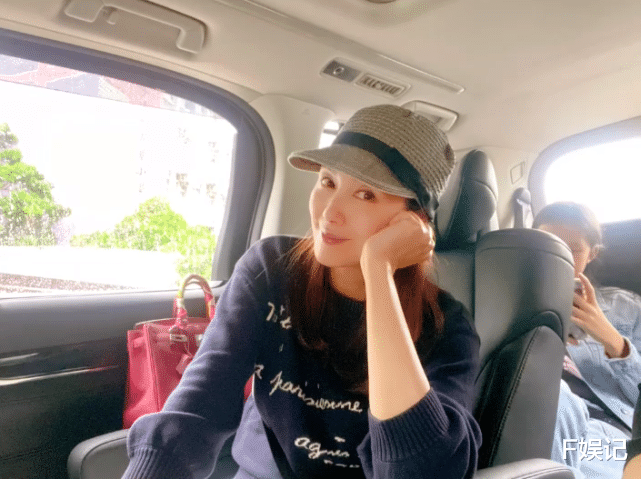 郭可盈带女儿在海边喝下午茶 母女俩在台风天迎着大风合影