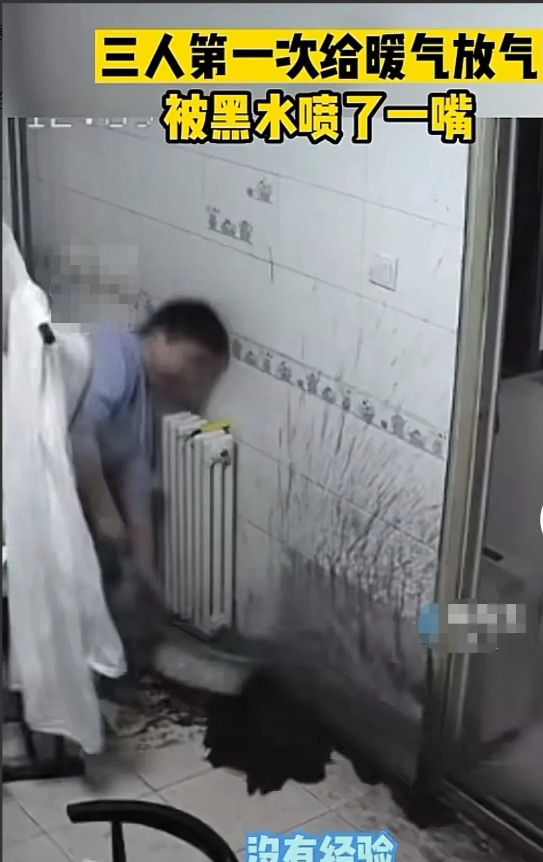 河南郑州,一名男子摸了摸宿舍的暖气片觉得没有温度
