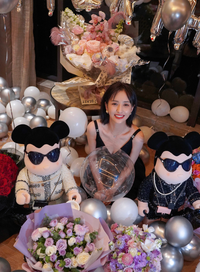 佟丽娅|39岁丫丫拍性感大片,趴沙子上大秀美背翘臀!网友:美死了