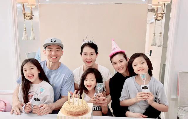 中国中铁|刘畊宏豪宅内景曝光，客厅直播设备一应俱全，门口鞋架很抢眼