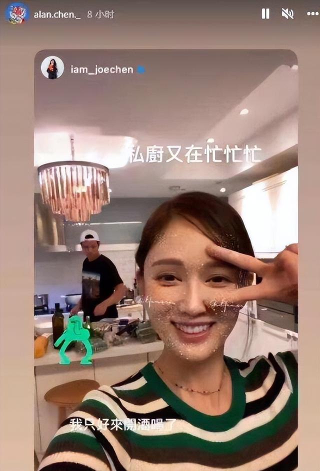 陈乔恩|陈乔恩晒甜蜜恋爱日常!称Alan为私厨,对镜剪刀手合照甜到齁