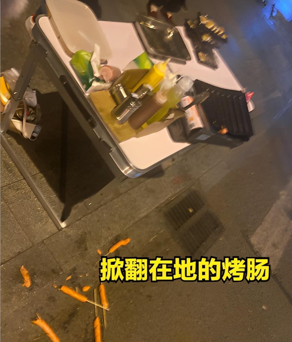 杭州:女子摆摊被同行打砸,烤肠散落一地,女子无奈且辛酸