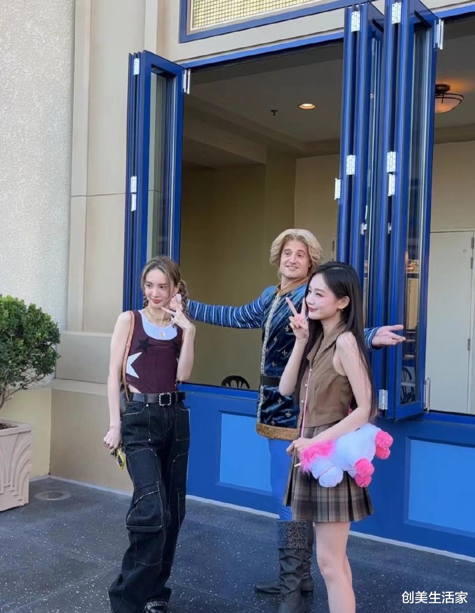 李一桐和金晨环球影城游玩庆生,别致潮流的穿搭,清爽减龄