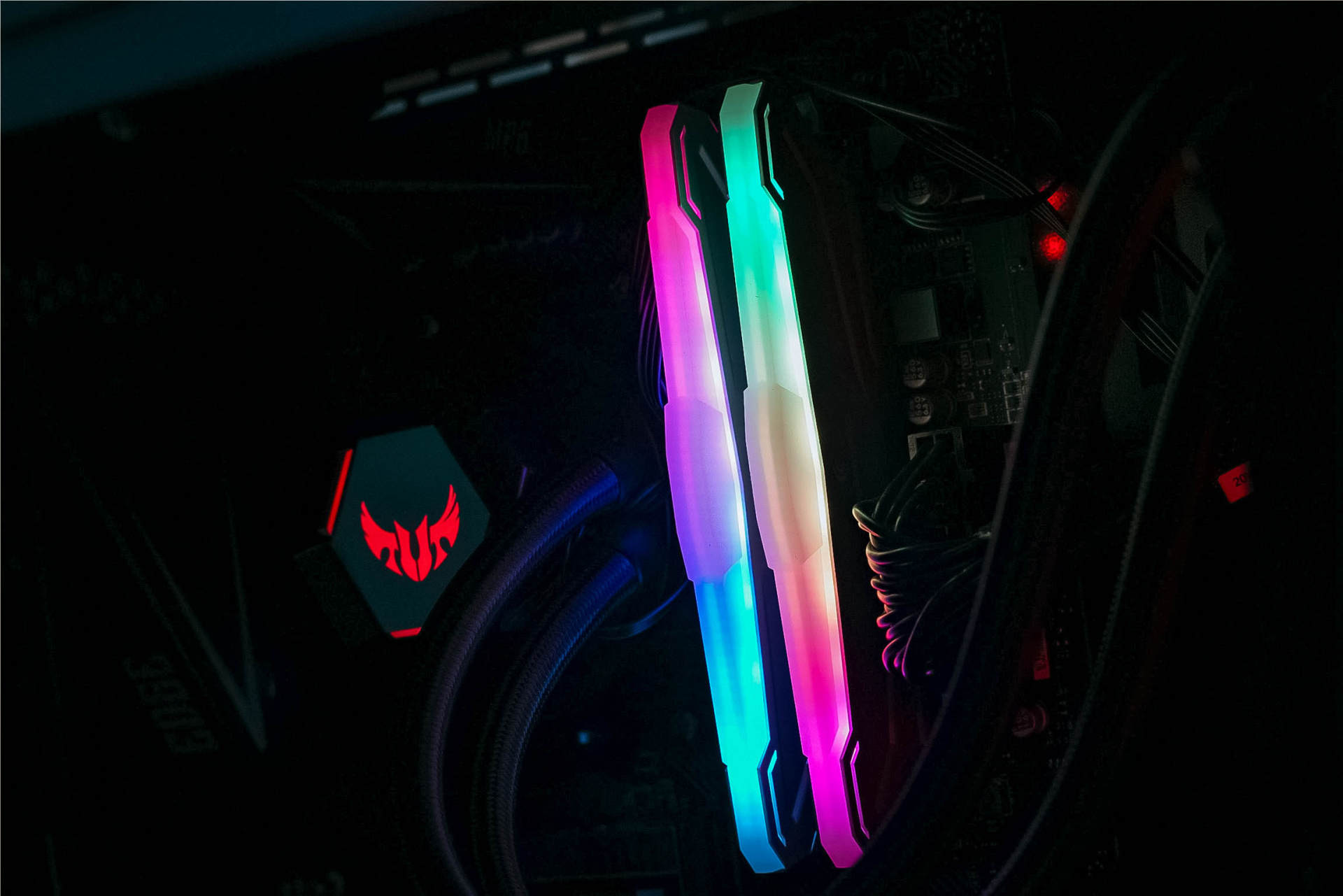 内存条|告别“智商税”,轻松稳超3600MHz,金百达灯条给国产争气