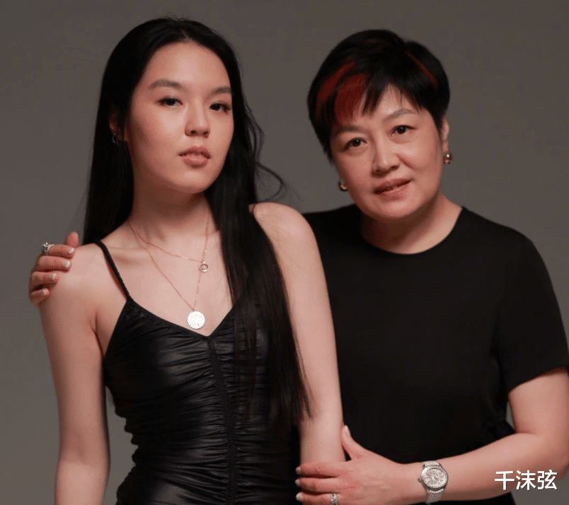 电影|李咏女儿出道做演员！20岁担任电影女主角，身材苗条满满明星范