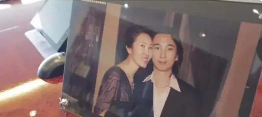 王健林|走进王健林的办公室：桌上放着妻子儿子的照片，在现实中太有爱了