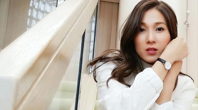 钟嘉欣|恨别林峯伍允龙!嫁圈外脊医,在千万豪宅开派对,3胎已孕7个月