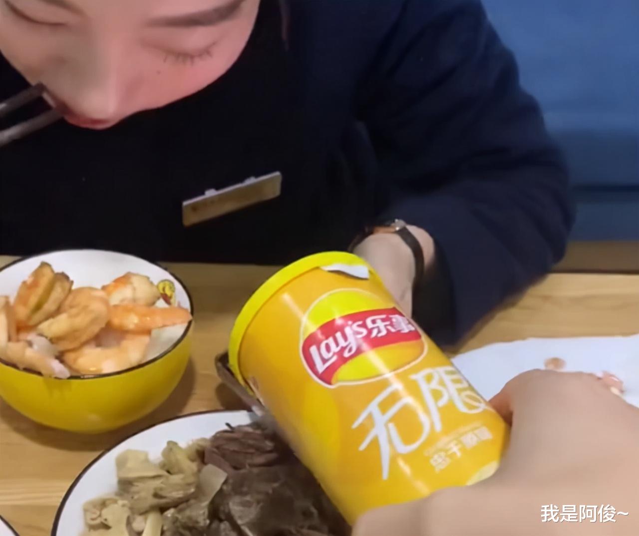 山东女子吃饭时男友突然递来薯片筒,打开一看眼里瞬间亮起了星星