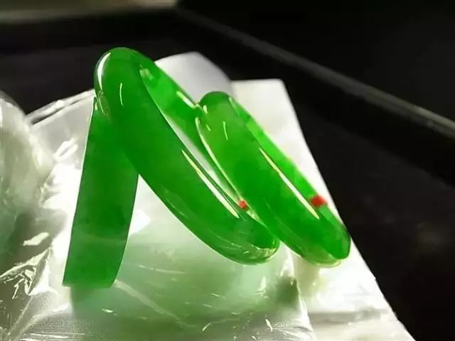 翡翠|4000万入手翡翠赌石切开涨20亿被哄抢!!!