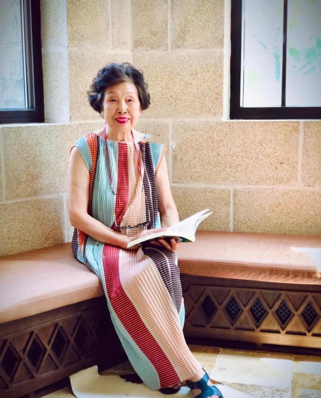 穿衣搭配 耄耋之年的女人，要少穿老年装！学这位82岁阿婆的穿搭，好显气色
