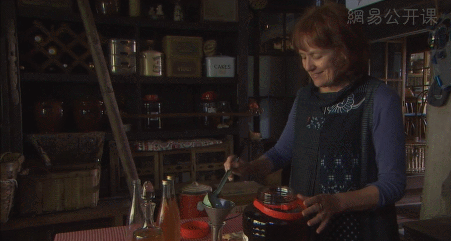 身为贵族的她跑到乡下做农妇,与花草庭院为伴,40岁择一山终老