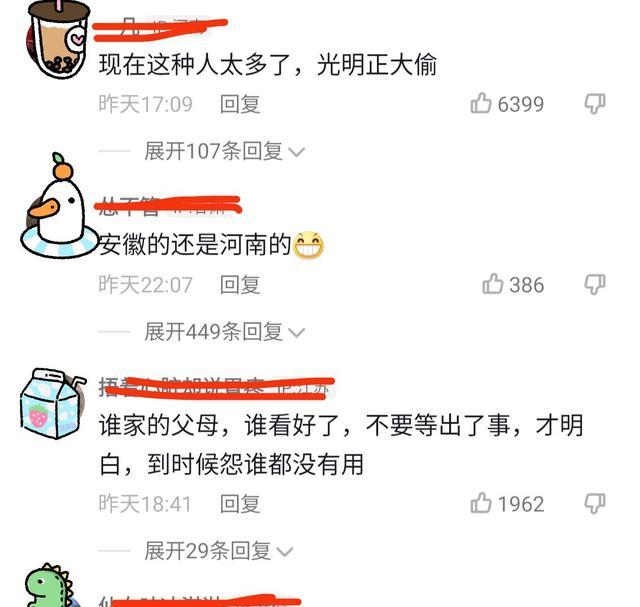 大妈赶在收割机前面抢割麦,影响别人收麦被驱赶,反而跳着脚开骂