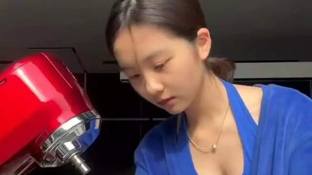 黄忆慈|16岁黄多多晒视频被赞漂亮，却因太暴露引发激烈争议