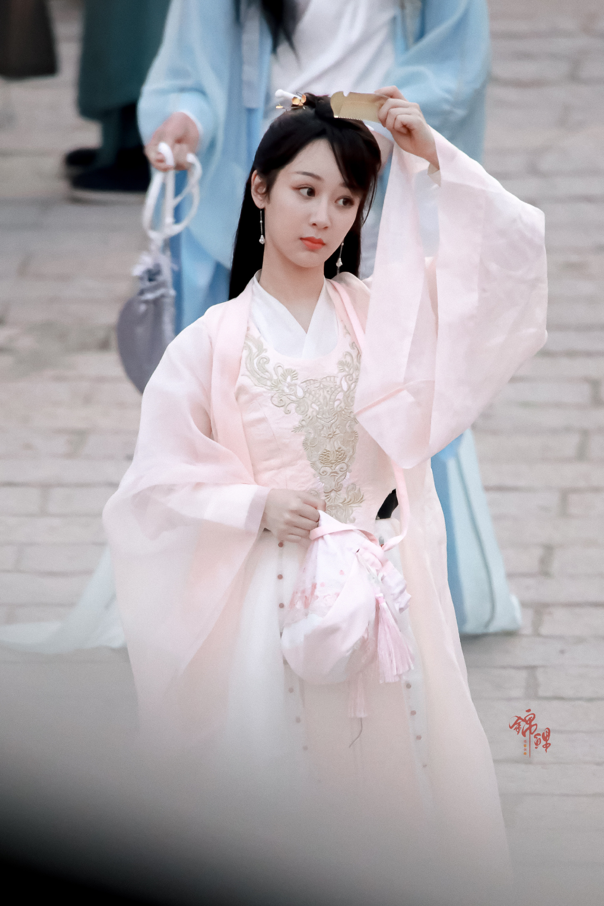 杨紫|杨紫这人能处，你推荐她是真换，网友推荐的梳子手机壳她用了