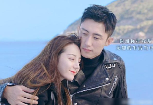 迪丽热巴|曝迪丽热巴出国工作，黄景瑜悄悄陪同，女方近照浮肿显“孕相”