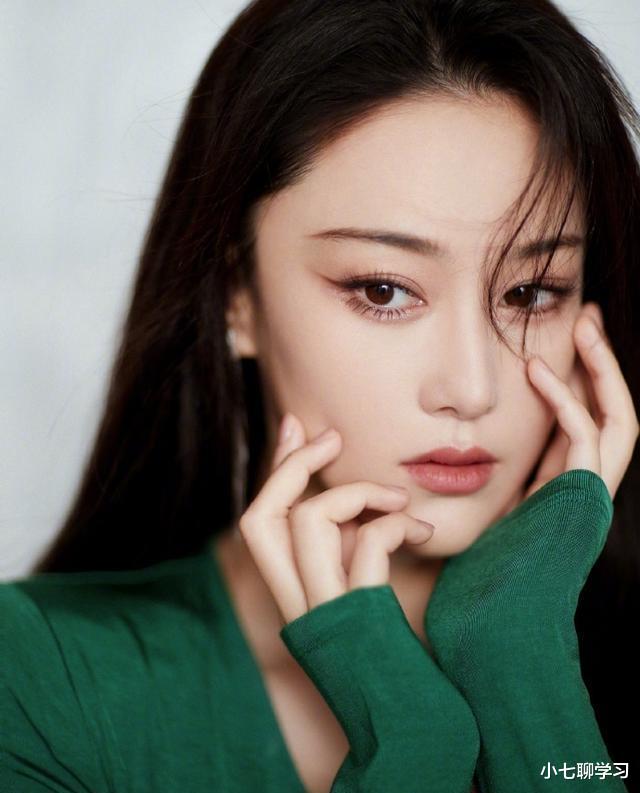 肖战|张馨予穿V领长裙显傲人上围，腰细胯宽身材太惊艳