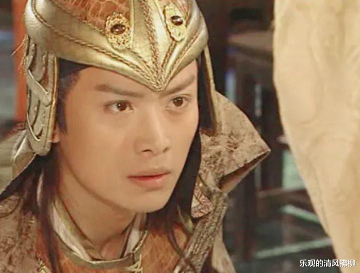 黄海冰|49岁黄海冰在片场晒娃，女儿夸其为最帅的人，网友直呼真的很帅