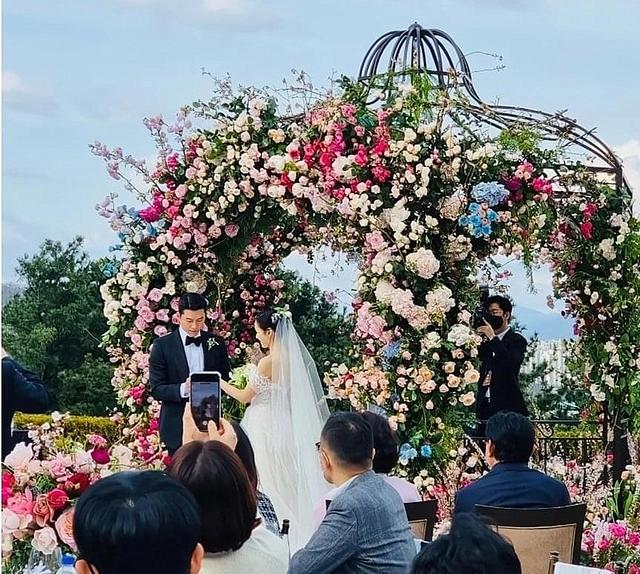 玄彬|玄彬孙艺珍婚礼:新娘落泪、多位“前任”到场、韩剧女王接到花球