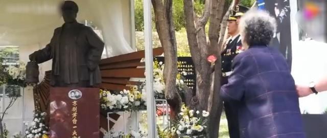 钱浩梁|名家刘长瑜泪洒钱浩梁安葬仪式，一句“咱家红灯有人传”让人泪目