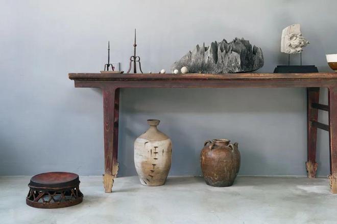 |他蜗居35m2,每月额外花8000元租别墅,摆满古物