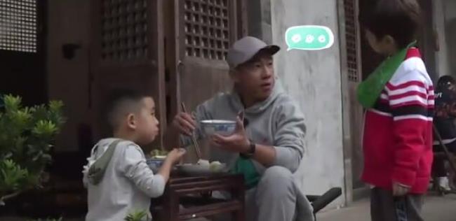 杜宇麒|嗯哼看不惯陈小春吃饭坐姿,陈小春:我们穷人家,太子你回房吃吧