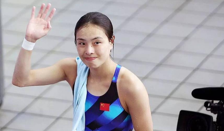 梁锦松|生了三胎后，67岁的梁锦松让41岁的伏明霞拼4胎，100亿买了大医院