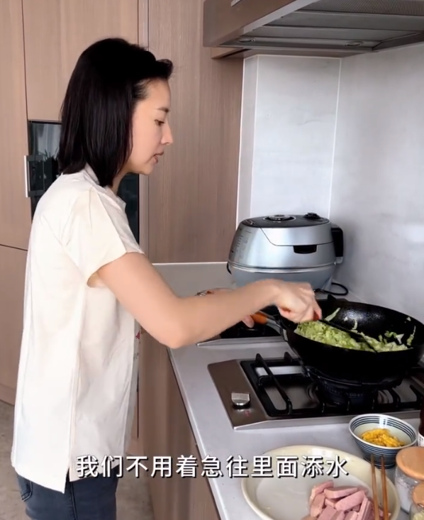 董洁|42岁董洁居家下厨！素颜出镜法令纹明显，13岁儿子顶顶出镜超捧场