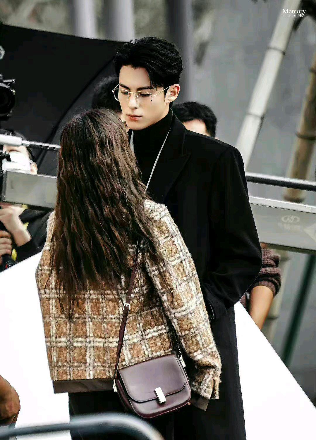 王鹤棣|王鹤棣拍戏被女粉丝“强抱”！外形酷似白鹿，被架走~