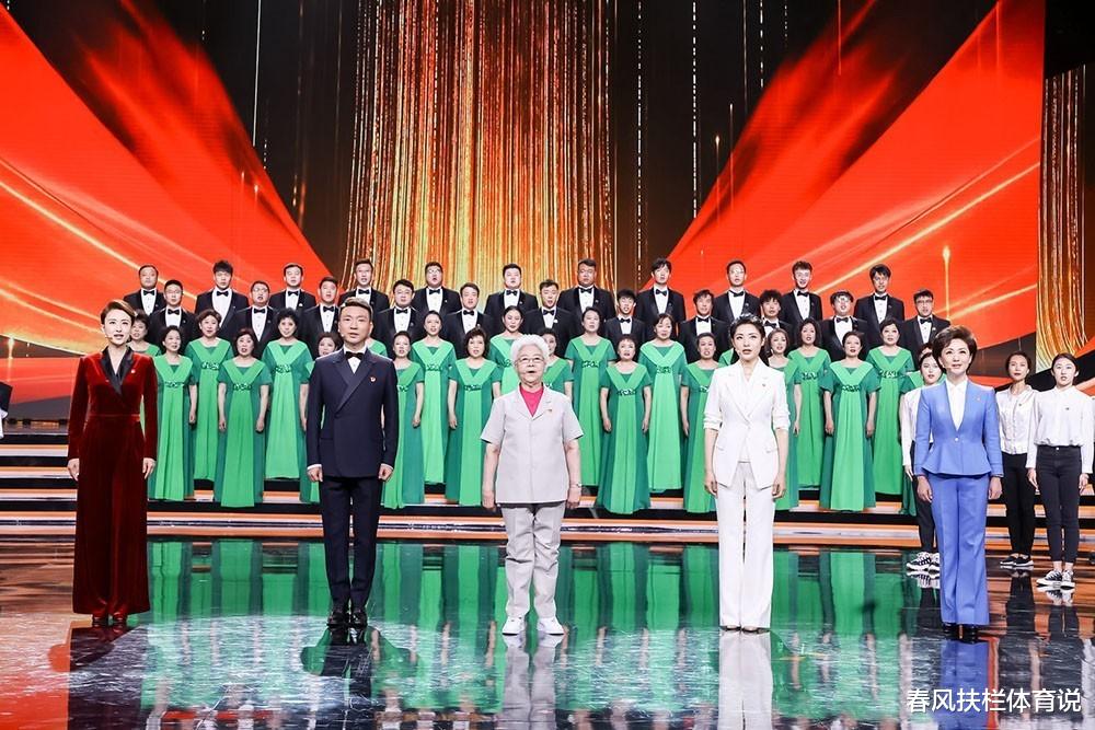 萎缩性胃炎 54岁周涛重回央视C位!白西装配马尾同框张蕾,输了年龄赢了衣品