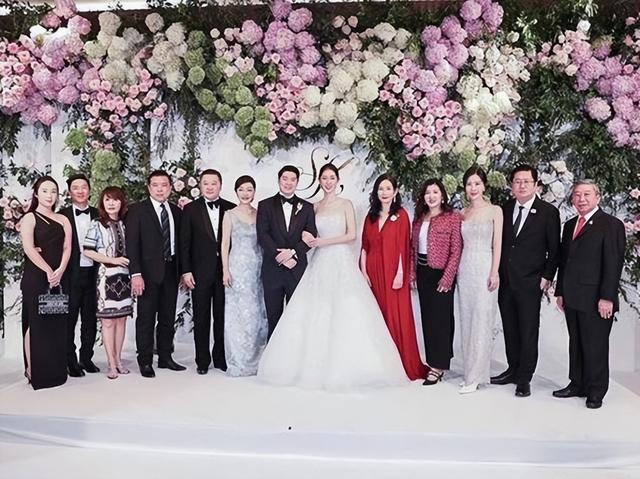 田朴珺|田朴珺现身泰国首富长孙婚礼!银色抹胸裙夺人眼球,美艳胜过新人