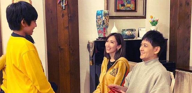 林志颖|林志颖爱妻海滩解放身材,身上一条布难挡美腿曲线