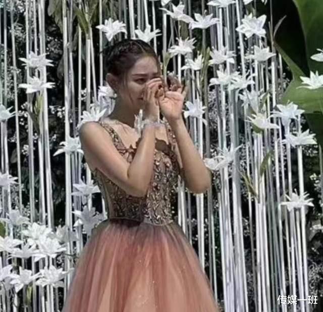 金恩圣|张檬金恩圣婚礼现场曝光,金圣恩汉字写下保证书,女方哭红脸颊