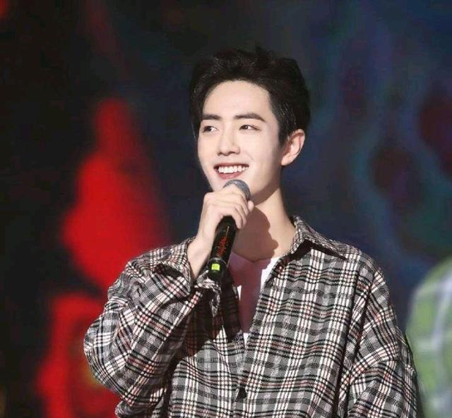 肖战|国际媒体报道肖战深夜玩雪，还透露新剧正在拍摄，是有童趣的男孩