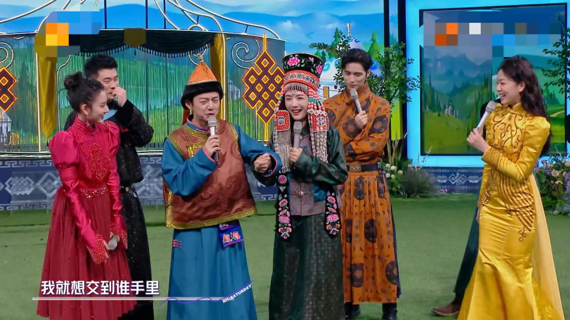 谢娜|新主持人冯禧说错话，何炅巧妙救场，弹幕留言：好怀念谢娜！