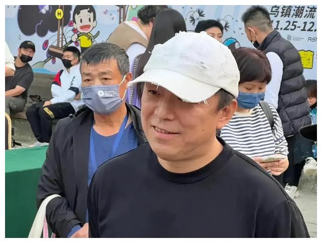 48岁黄渤在酒吧被偶遇，穿着一双厚底增高鞋，满头白发消瘦了不少