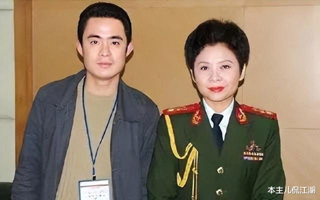 |董文华:22岁嫁初恋,23岁爆火,38岁跌落神坛,如今怎样了?