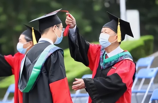 同济|?同济博士应聘被嫌弃,11份简历8个没通过?