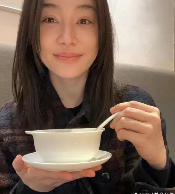 袁姗姗|袁姗姗近照曝光,穿蓝色礼服肤白貌美,曾发视频否认整容