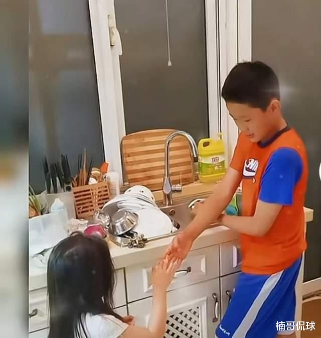 杜锋|杜锋儿子篮球天赋高！母亲学历高家境好久居北京，父子多年未同框